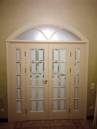 Арочная фрамуга с дверьми