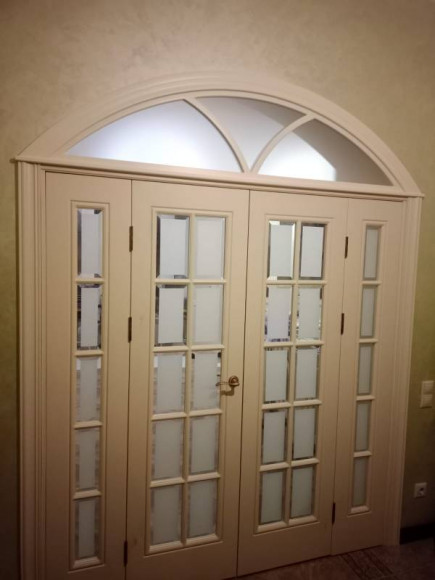 Арочная фрамуга с дверьми