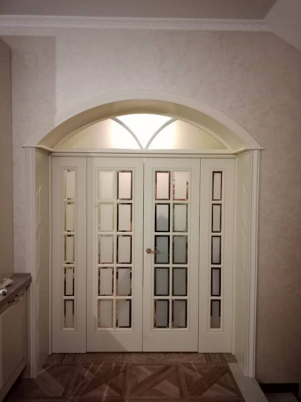 Арочная фрамуга с дверьми