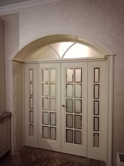 Арочная фрамуга с дверьми