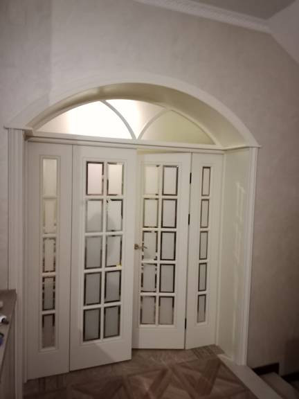 Арочная фрамуга с дверьми