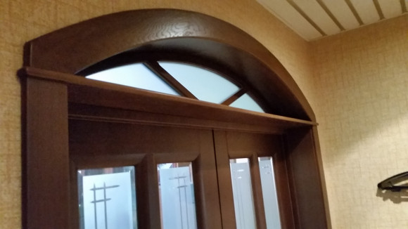 Арочная фрамуга с прямыми лучами