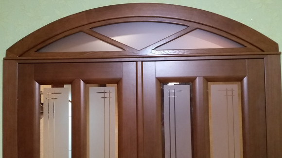 Арочная фрамуга с прямыми лучами