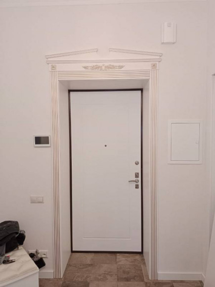 Портал с карнизом